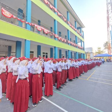 Upacara Bendera Senin Pagi, MI Modern Al Azhary Tanamkan Semangat Mengisi Kemerdekaan