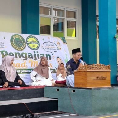 Pengajian Ahad Manis MI Modern Al Azhary: Menguatkan Peran Orang Tua Menjadi Pribadi Tangguh dalam Mendidik Anak